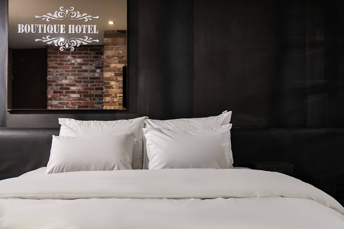 Deluxe Double Room, 1 Queen Bed | Individually decorated, individually furnished, desk, laptop workspace