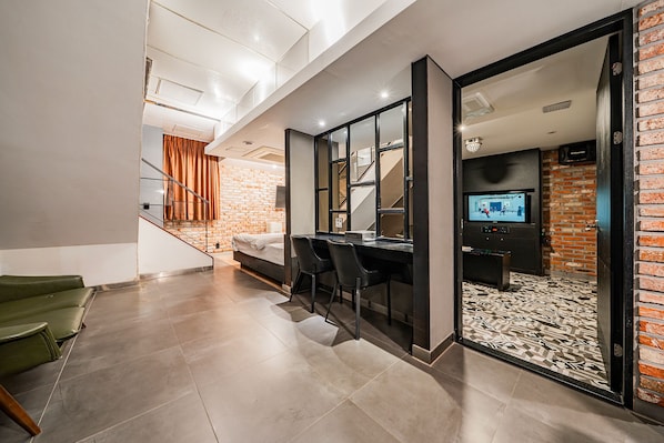 Penthouse | Decoración personalizada, muebles diferentes y escritorio 