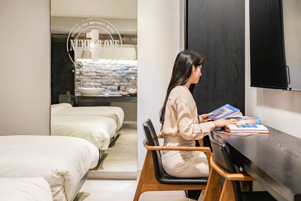 Deluxe Double Room, 1 Queen Bed | Individually decorated, individually furnished, desk, laptop workspace - Hotel Raum (Seoul)