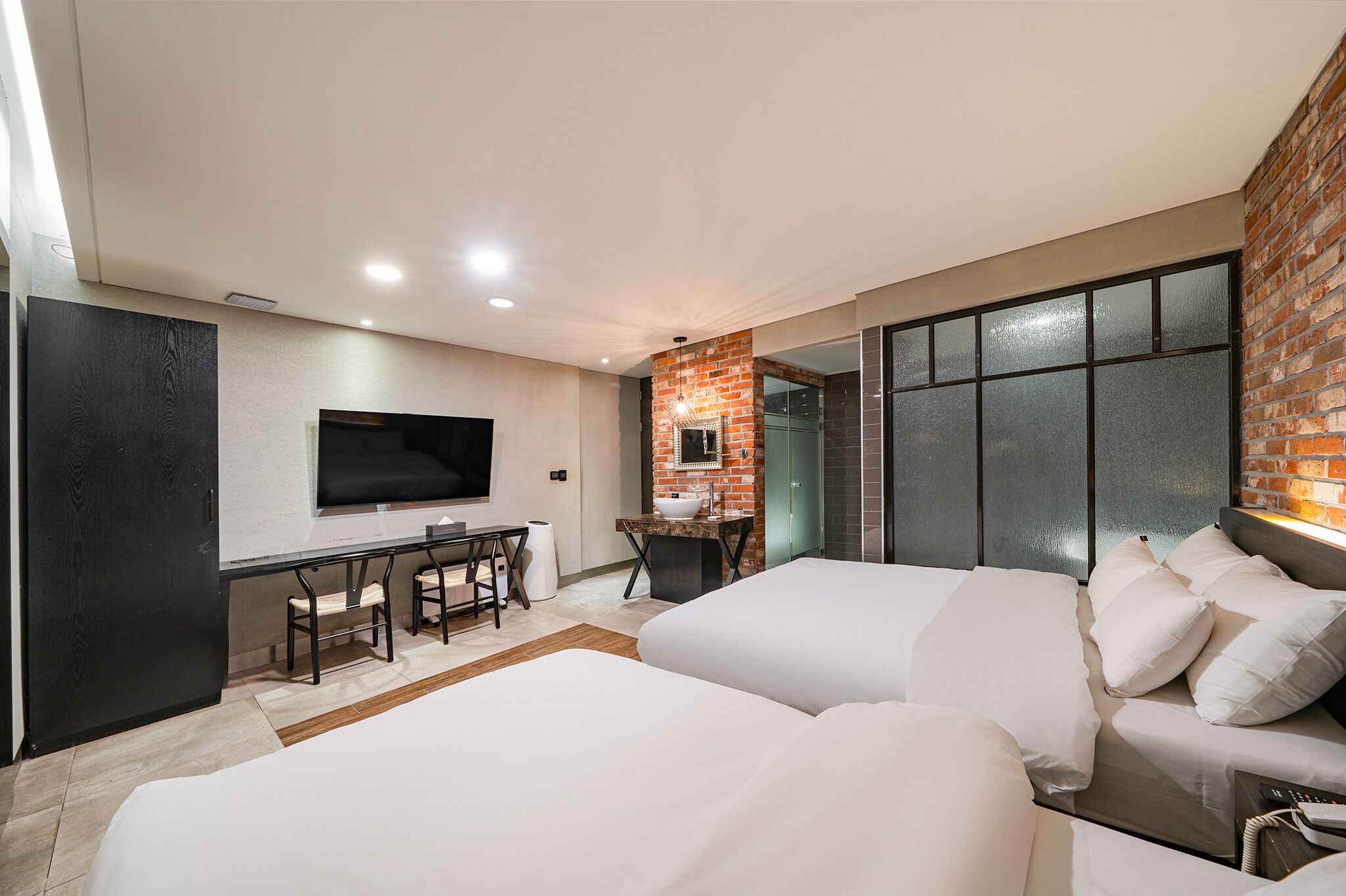 Deluxe Twin Room | Individually decorated, individually furnished, desk, laptop workspace