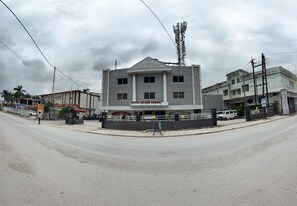 Fachada de la propiedad