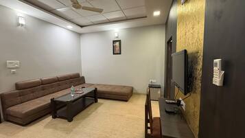 Phòng Suite, quang cảnh vườn | Bàn ủi/dụng cụ ủi quần áo