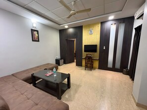 Sviitti, näköala puutarhaan | Silitysrauta/-lauta