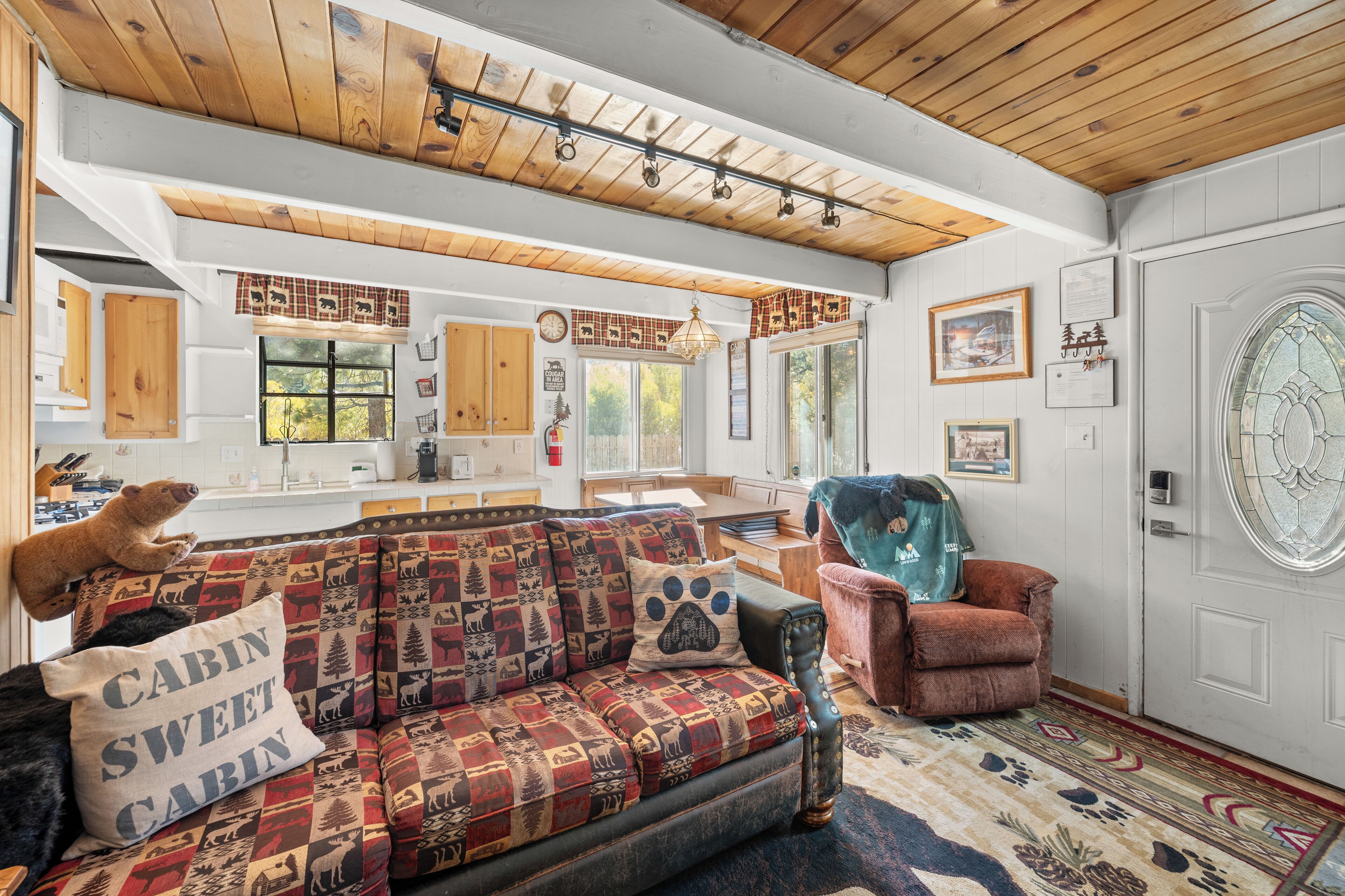 Signature House, 3 Bedrooms, Kitchen, Mountain View | Living room | 32-inch Smart TV with digital channels, fireplace, books