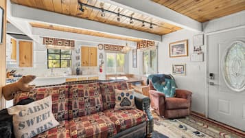 Casa Prestigio, 3 habitaciones, cocina, vista a la montaña | Sala de estar | Smart TV de 32 pulgadas con canales digitales, chimenea y libros