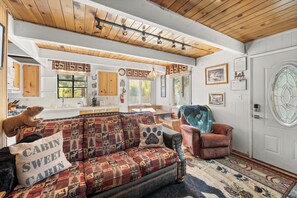 Signature-Haus, 3 Schlafzimmer, Küche, Bergblick | Wohnzimmer | 32-Zoll-Smart-TV mit Digitalempfang, Kamin, Bücher