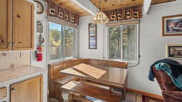 Signature House, 3 Bedrooms, Kitchen, Mountain View | In-room dining