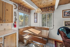 Signature House, 3 Bedrooms, Kitchen, Mountain View | In-room dining