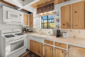 Signature House, 3 Bedrooms, Kitchen, Mountain View | Private kitchen | Fridge, microwave, oven, stovetop