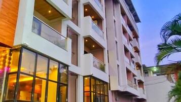 Vista frontal de la propiedad