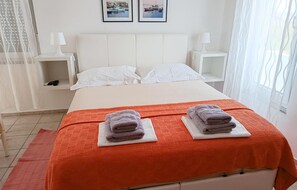 1 bedroom, travel crib, free WiFi - Amazing apartment in Pirovac with lake view (Pirovac)