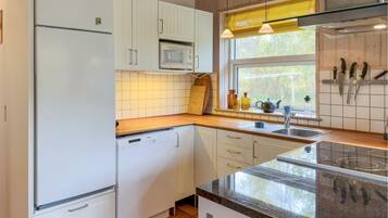 Een koelkast, een kookplaat, een vaatwasser