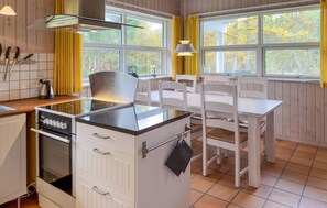 Coffee/tea maker, fridge, microwave, stovetop - 2 bedroom pet friendly home in Knebel (Knebel)