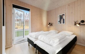 8 bedrooms, free WiFi - Cozy home in Glesborg with sauna (Glesborg)