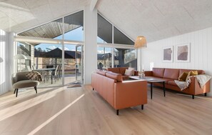 TV, table football, ping pong - Cozy home in Glesborg with sauna (Glesborg)