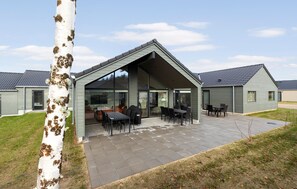 Outdoor dining - Cozy home in Glesborg with sauna (Glesborg)