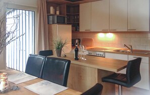 Kühlschrank, Mikrowelle, Herdplatte, Geschirrspüler