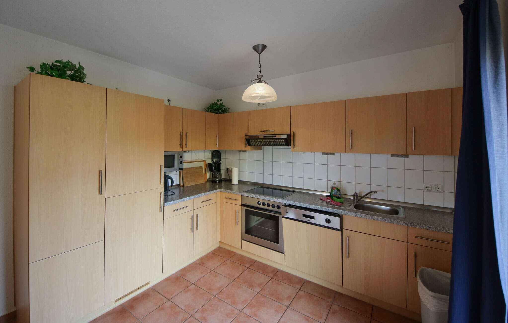 Réfrigérateur, plaque de cuisson, lave-vaisselle, cafetière/bouilloire