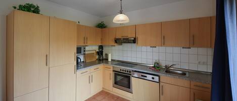 Kylskåp, spishäll, diskmaskin och kaffe- och tebryggare