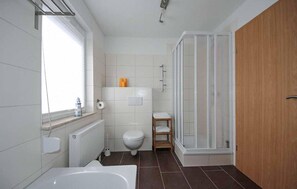 Bathroom - 4 bedroom pet friendly home in Röbel (Röbel)