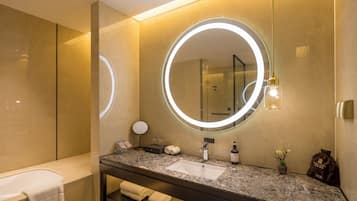 Habitación ejecutiva, 1 habitación, para no fumadores, vista a la ciudad | Baño | Regadera, secadora de cabello, pantuflas, toallas