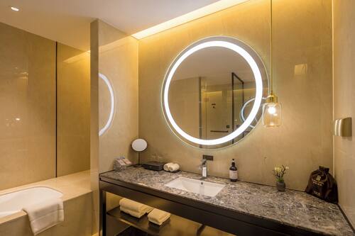 Chambre exécutive, 1 chambre, non-fumeur, vue sur la ville | Salle de bain | Douche, séchoir à cheveux, pantoufles, serviettes fournies