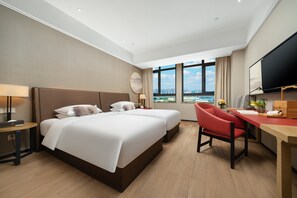 Escritorio, espacio para trabajar con laptop y wifi gratis 