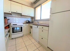 Fridge, microwave, oven, stovetop - Small two-bedroom house with sea view (Plouescat)