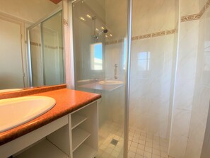 Shower, hair dryer - Small two-bedroom house with sea view (Plouescat)