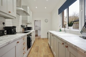 Private kitchen - 3Bed Home Perfect for Exploring Nottingham & Derby (Long Eaton)