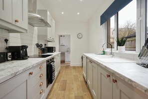 Private kitchen - 3-Bed Home Perfect for Exploring Nottingham & Derby (Long Eaton)