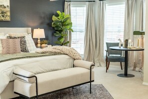 5 chambres, bureau, fer et planche à repasser, lit de bébé portatif