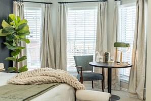 5 bedrooms, desk, iron/ironing board, travel cot - Designer-Styled Modern Farmhouse w/ Heated Pool (Allen)