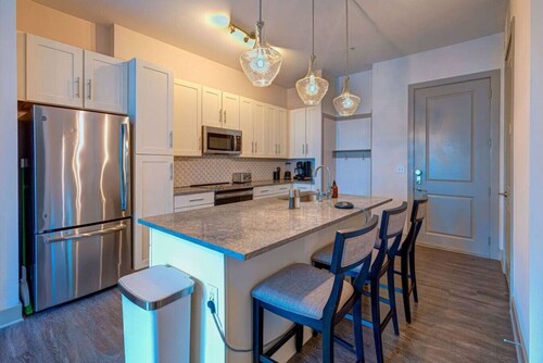 Chic Condo Near the Lake!