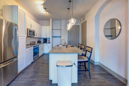 Chic Condo Near the Lake!