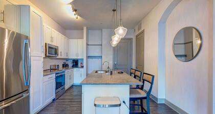 Chic Condo Near the Lake!