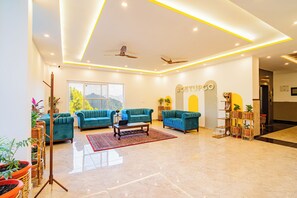 Reception - The Hosteller Lansdowne (Lansdowne)