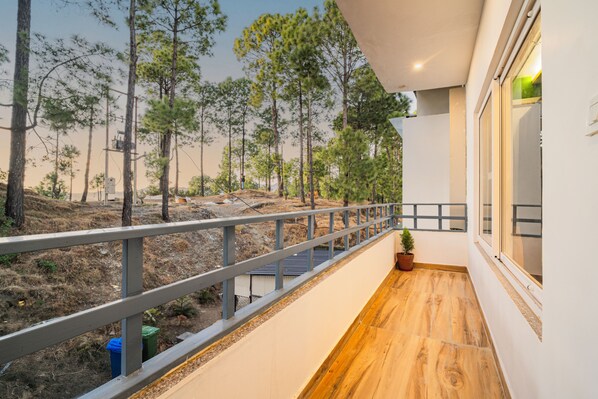 Shared dorm classic Bed in 8 Bed Mixed Dormitory with Balcony | Terrasse/Patio