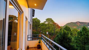 Shared dorm comfort Bed in 8 Bed Female Dormitory with Balcony | Terraza o patio