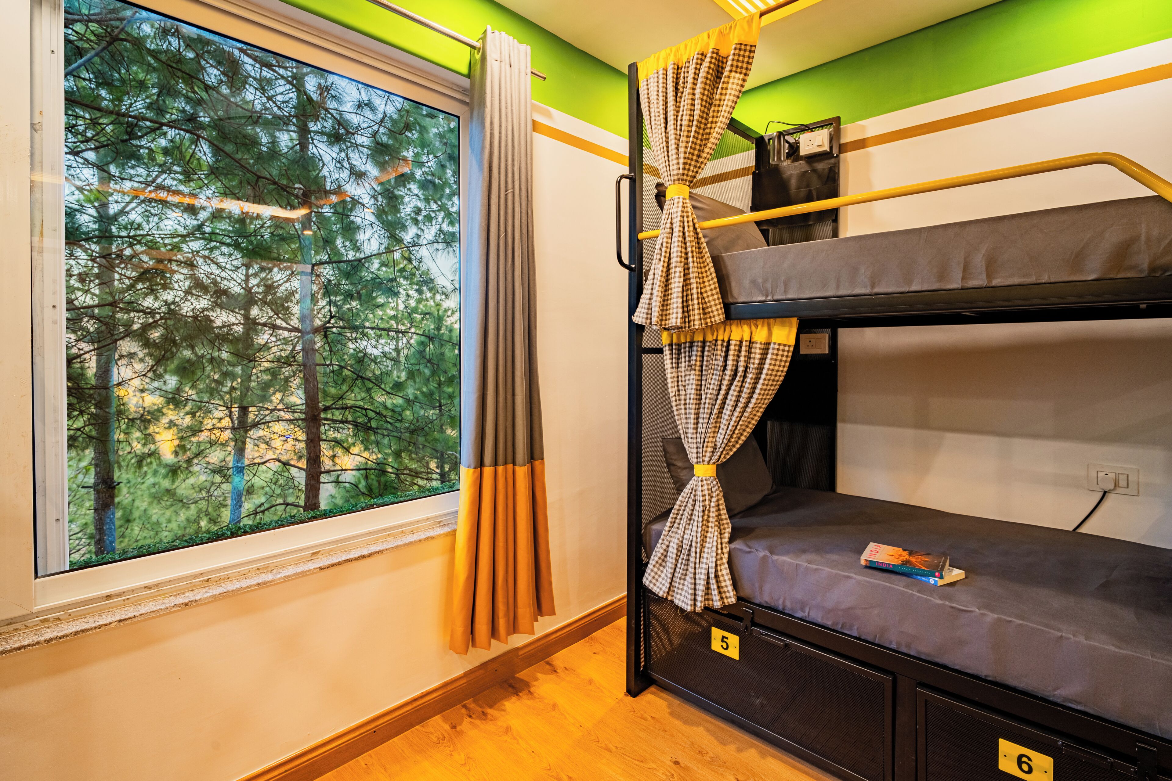 Shared dorm deluxe Bed in 6 Bed Mixed Dormitory | 隔音、免费 WiFi、床单