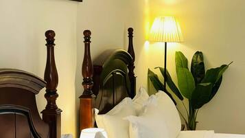 Habitación empresarial con 2 camas individuales, vista a la alberca | Espacio para trabajar con laptop, cortinas blackout y wifi gratis