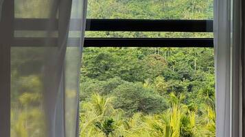 Cortinas blackout, wifi gratis y ropa de cama