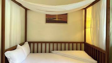 Familien-Suite, Poolblick | Laptopgeeigneter Arbeitsplatz, Verdunkelungsvorhänge, kostenloses WLAN