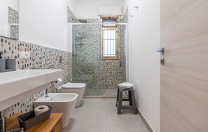 Shower, hair dryer - Awesome home in Santa Maria del Focall (Santa Maria del Focall)