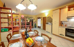 Kühlschrank, Mikrowelle, Herdplatte, Geschirrspüler