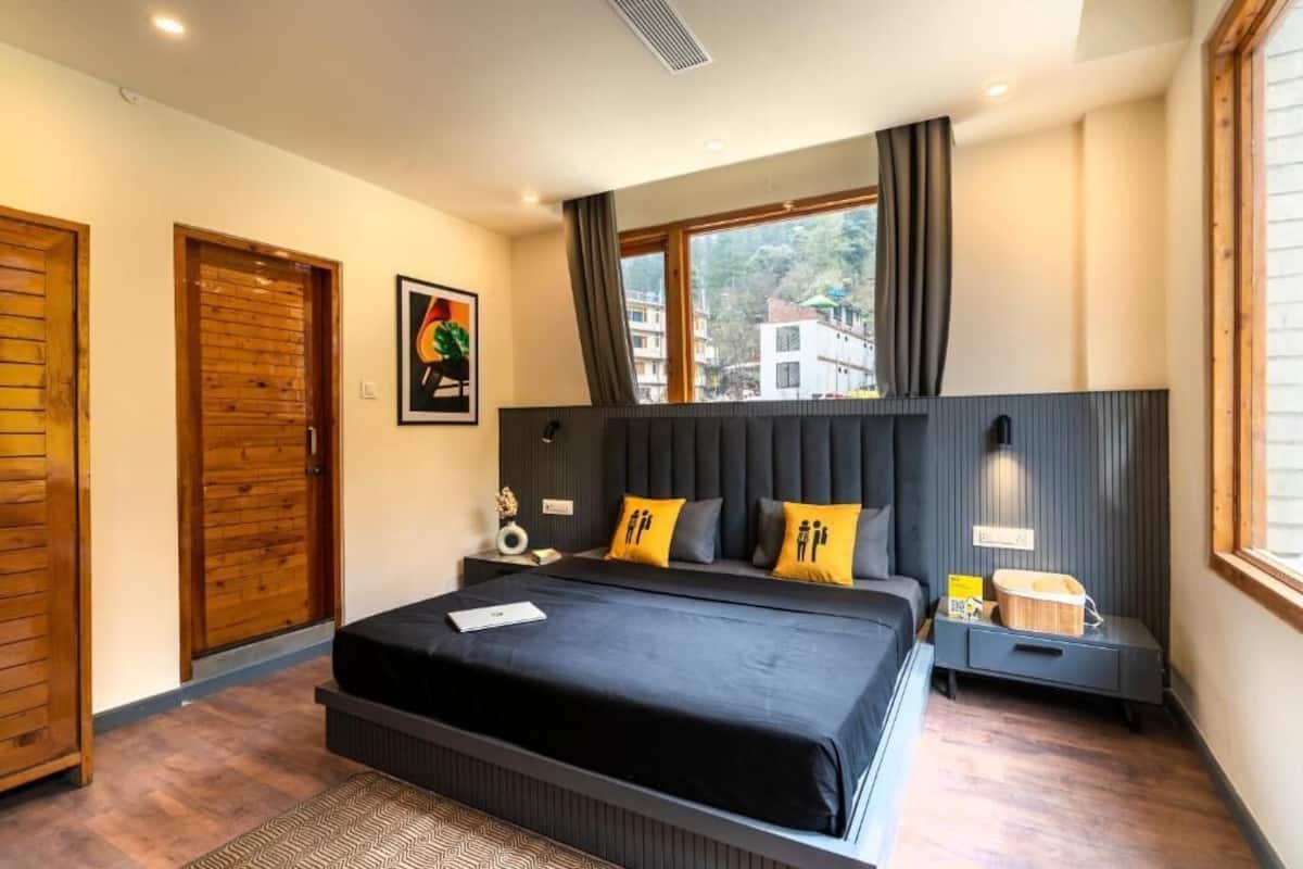 Superior Attic Room with Mountain View | Desk, free WiFi