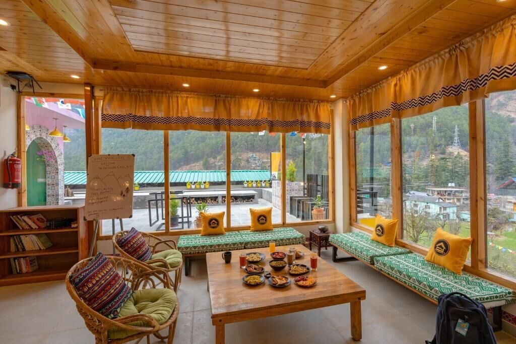 Escrivaninha, quartos à prova de som, Wi-Fi de cortesia, roupa de cama