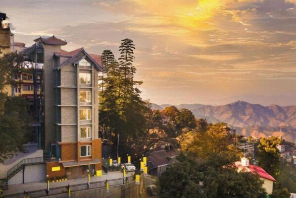 A modern hotel with a multi-story structure, located in a mountainous area with a view of the surrounding landscape. - The Hosteller Shimla Valley View (Shimla)