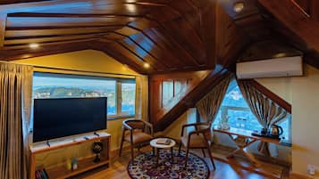 Premium Attic Room with Mountain View | Desk, free WiFi