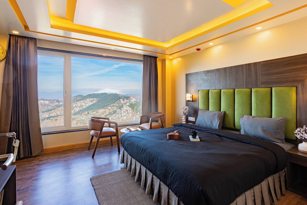 Deluxe Double Room with Mountain View | Desk, soundproofing, WiFi (free), bed sheets
